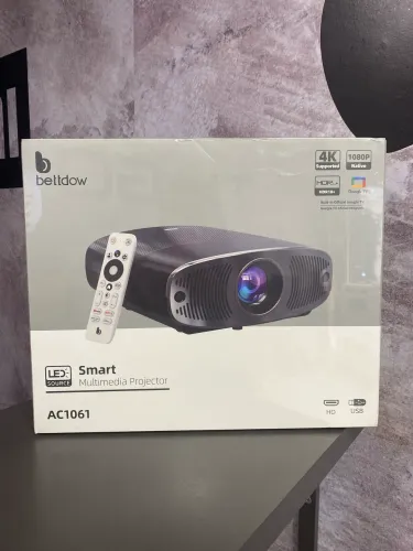 projetor Bettdow AC1061 que possui Google TV integrado.