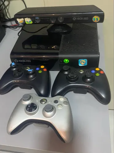 Xbox 360 destravado, HD 1TB + 200GB, Kinect, 3 controles originais, 12 jogos, tudo OK.