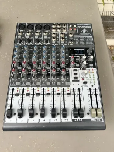 Mesa de som behringer 1204fx