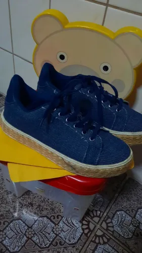 Tênis azul feminino