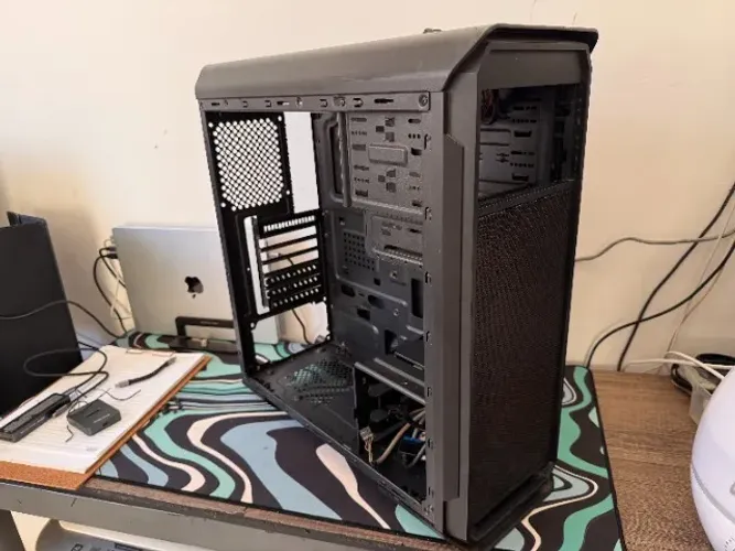 Gabinete Gamer Preto Mid Tower sem Tampa Lateral