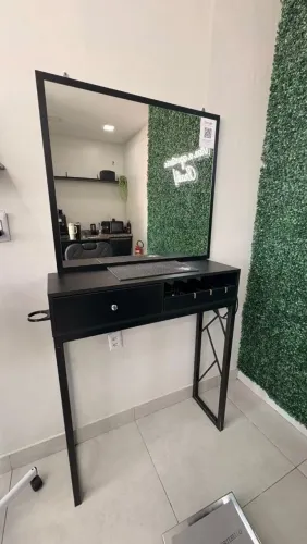 Bancada de barbearia com espelho