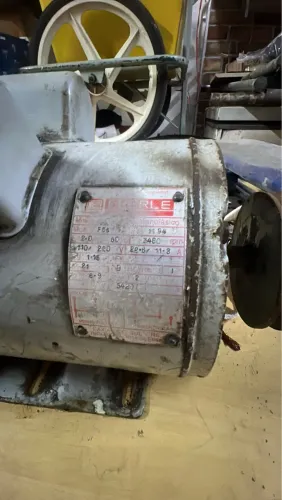 Vendo Motor A Indução Elétrico 2cv 110/220 Alta Rotação precisa de uma reforma mais está 