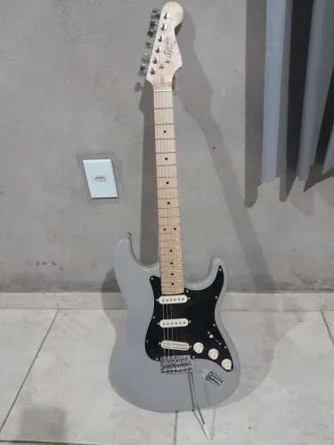 Guitarra strato seminova