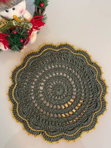 Kit 6 peças, Sousplat de crochê, 35cm, acabamento dourado, shopee.com.br/fofurasdecroche