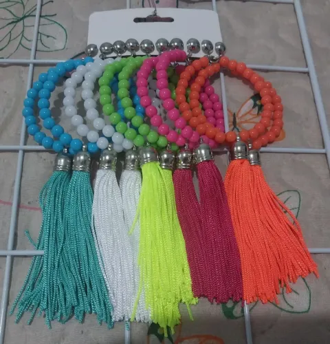 05 lindas argolas coloridas com franja