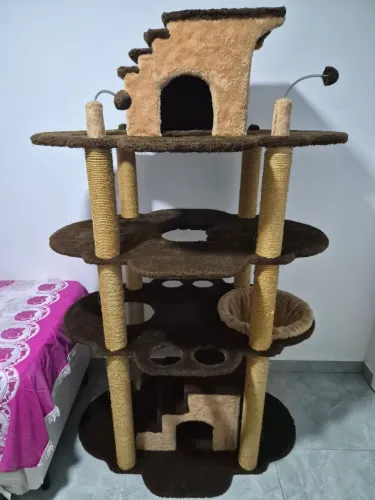 Enorme casa de gatos 3 andares