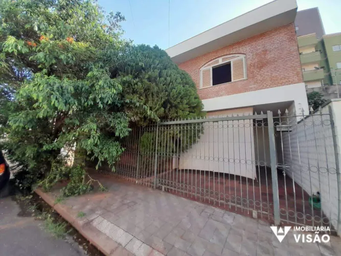 SOBRADO MOBILIADO PARA ALUGAR COM 03 QUARTOS, 01 SUÍTE, 01 VAGA, CENTRO