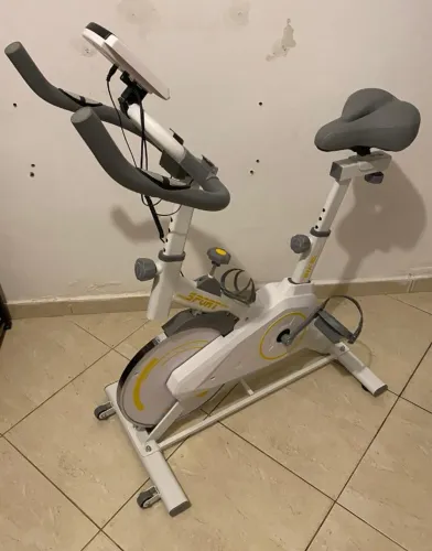 Bicicleta de exercício ergométrica muito nova