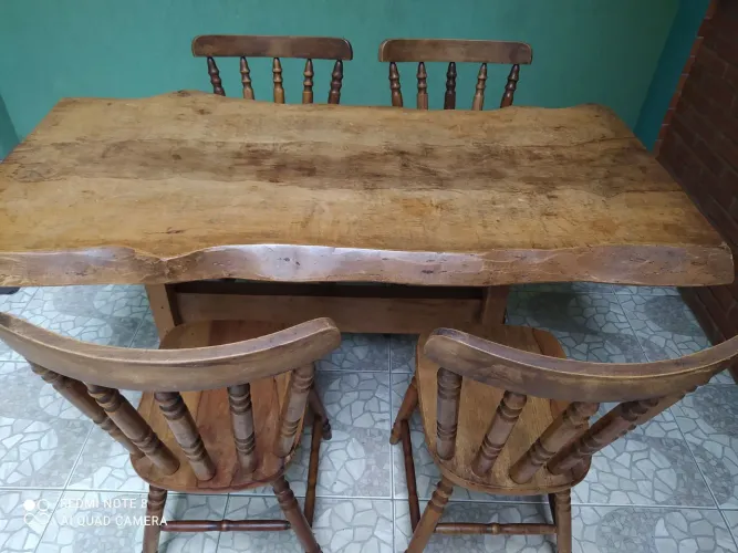 Mesa de prancha em madeira maciça com 4 cadeiras