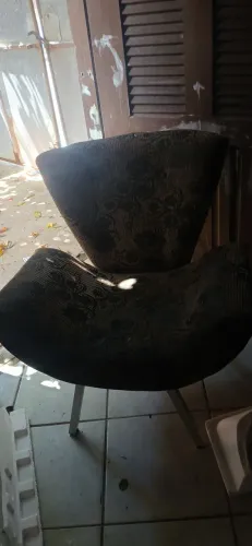 A venda 1 sofá e 2 poltronas