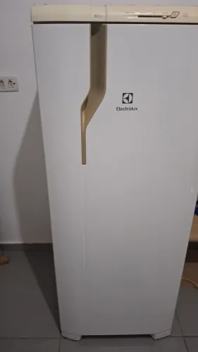 Geladeira semelhante nova RE31