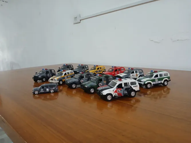 Carrinhos de frequicao imitando viaturas 