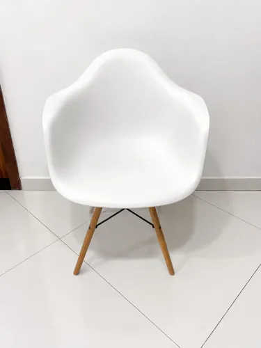 Cadeira Eames Branca com Pés de Madeira