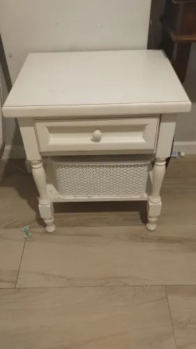 Criado mudo estilo clássico