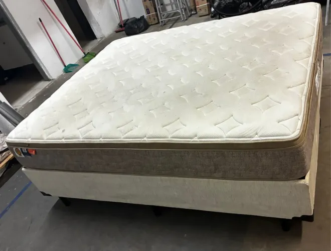 Colhao cama Queen mola com base Box apenas 1 ano de uso