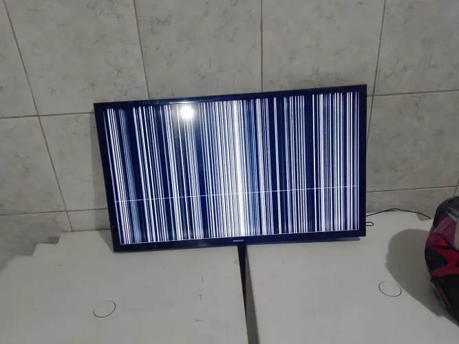 Smart TV 32 polegadas ( COM DEFEITO )