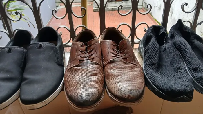 Três sapatos n 43 está em boa condição 