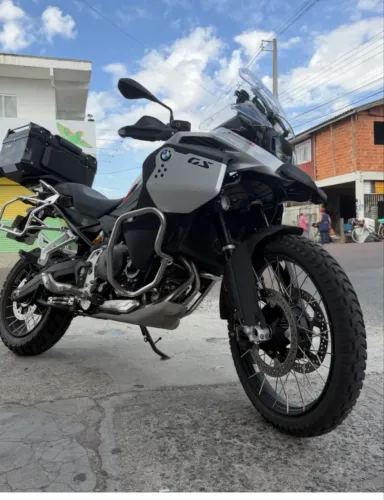 BMW F900 GS ADVENTURE PLUS (moto impecável para compradores exigentes)