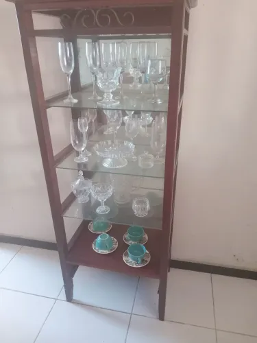 Cristaleira de madeira pura e elegante