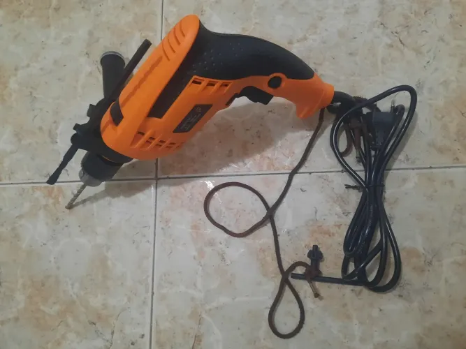 Furadeira com impacto 900 Wats nova
