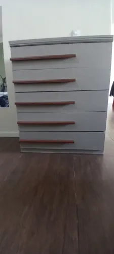 Vendo cômoda com 5 gavetas grandes