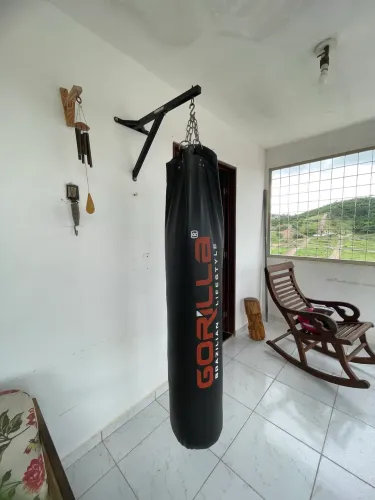 Saco de boxe Gorila profissional + suporte de parede