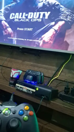 Vendo xbox 360 super slin com HD com 300 jogos 1 controle novo 1 avariado mas fonciona