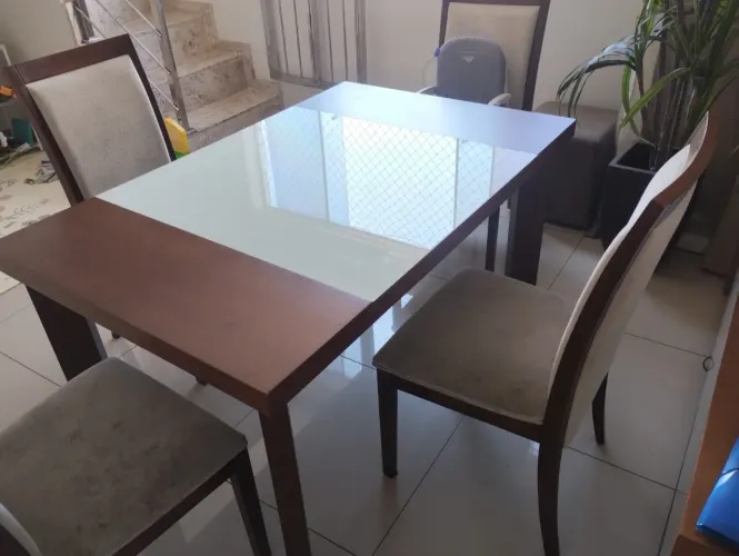 Conjunto mesa com 4 cadeiras