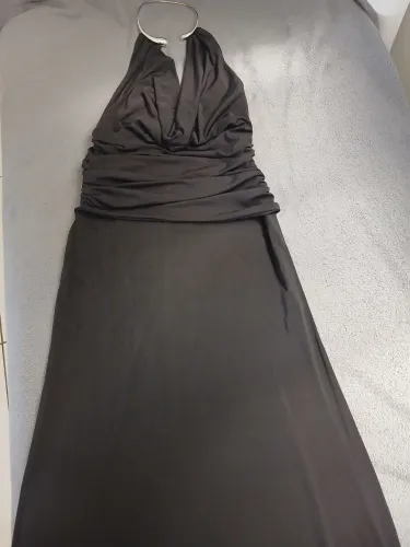 Vestido longo drapeado Zara! Destaca-se pelo detalhe da gola em estilo joia halter