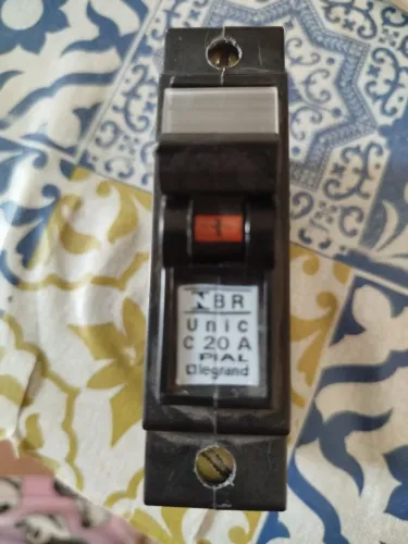 Disjuntor Pial Legrand 20 amperes novo