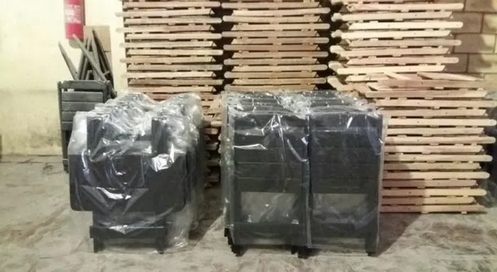 Lote de mesas e cadeiras