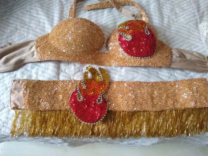 TRAJE LINDÍSSIMO152,00. BORDADO A MAO. PERFEITO ESTADO!