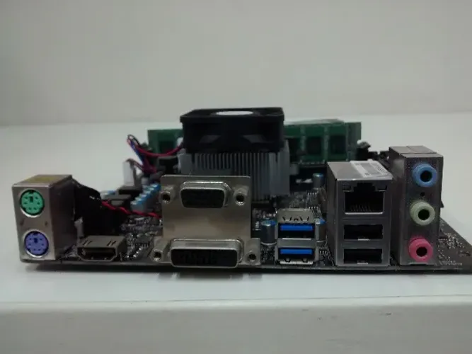 Placa Mãe MSI AM1i Processador AMD Athlon 5150 1.60Ghz 4 GB de memória