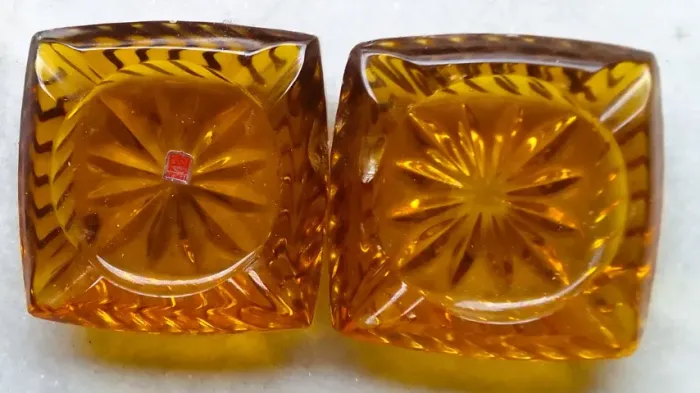 Par de antigos e belíssimos cinzeiros anos 60/70 ricamente lapidados em vidro ambar