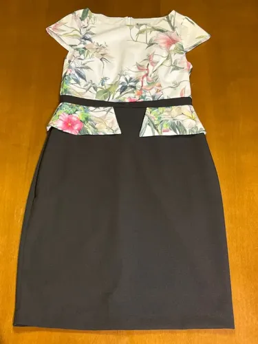 Vestido tubinho preto com floral