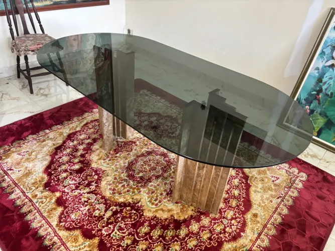 Mesa de vidro e pé de marmore