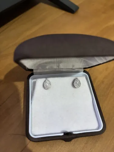 Brincos Gota em Ouro Branco com Diamantes Roscoe - Elegância e Luxo