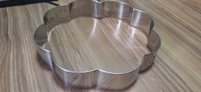 Aro cortador de tortas em inox formato margarida 25 cm