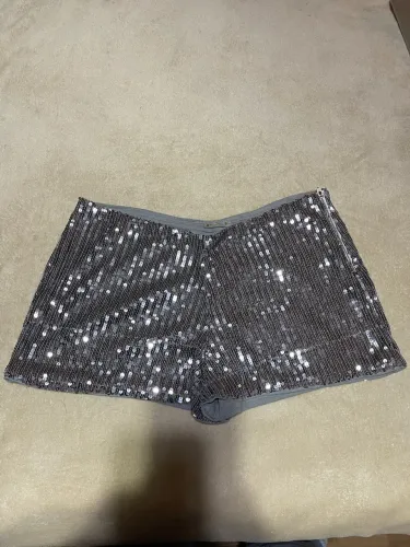 Shorts de Paetês Prateados Tamanho M Veste 40/42