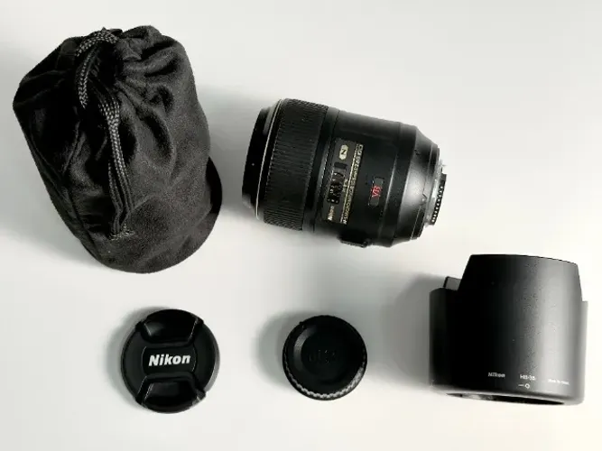 Nikon AF-S 105mm f/2.8G VR Macro + Acessórios Originais em Excelente Estado