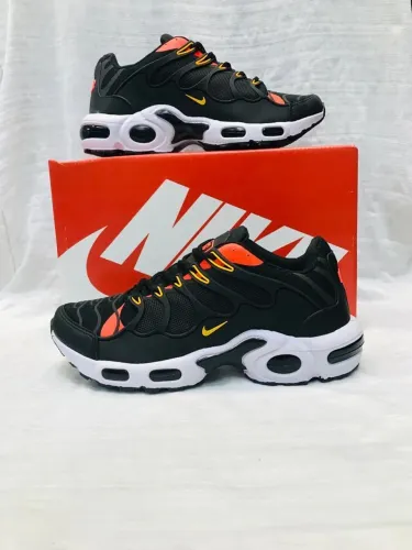 Tênis Nike Air Max Plus TN - Preto com Detalhes Vibrantes!