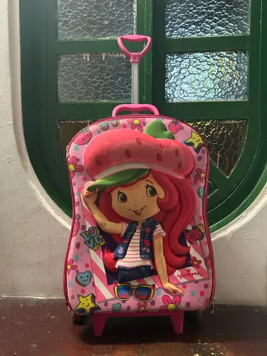 Mochila e lancheira Moranguinho 3D Maxtoy 3 Rodinhas 