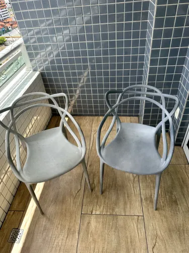 2 Cadeiras alegras cinzas super residentes