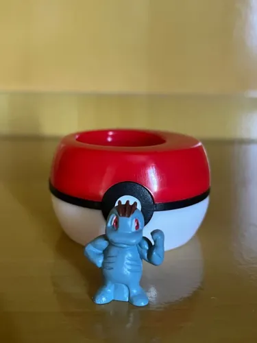 Miniatura Machop com Pokébola - Colecionável