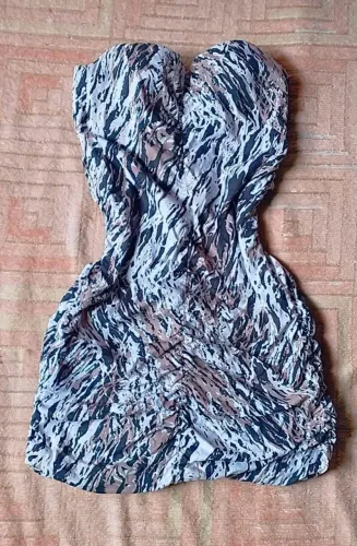 Vestido estampado sem alças