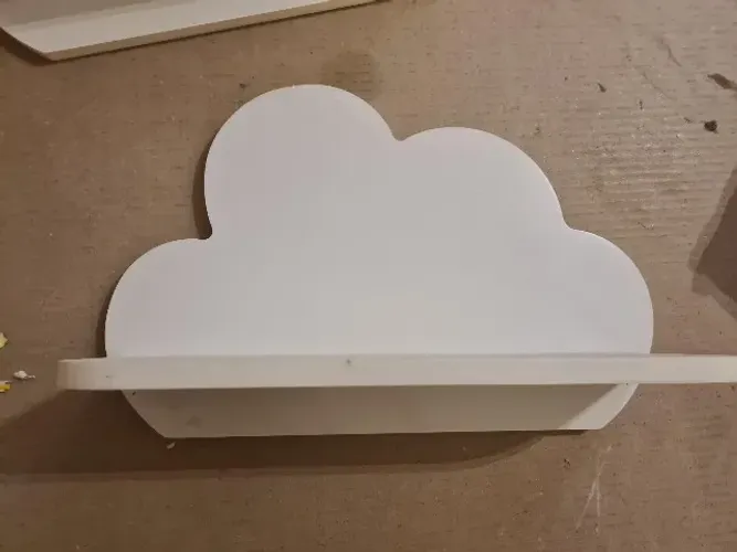 Prateleiras nuvem para quarto de bebê