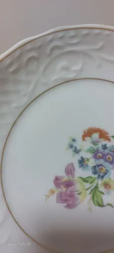 Conjunto para bolo em porcelana alto relevo.