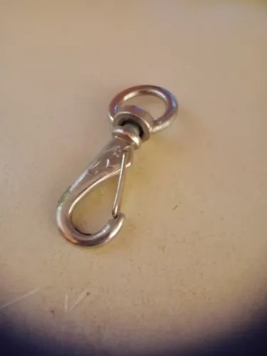 Antigo chaveiro em metal