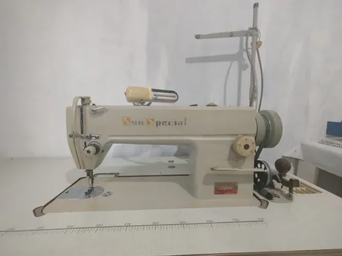 Máquina de costura Reta com mesa
